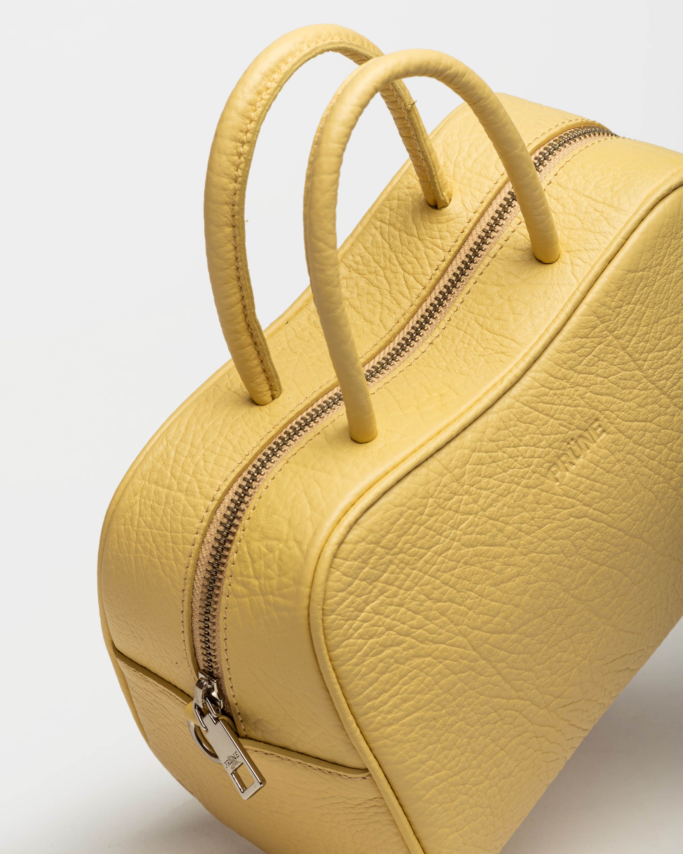 CARTERA DE MANO THE CLUB EN CUERO GRANEADO