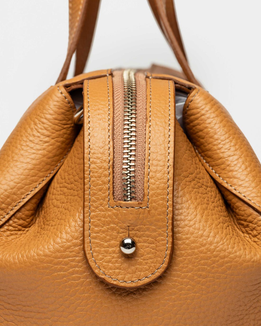 Cartera de mano Resort en cuero graneado