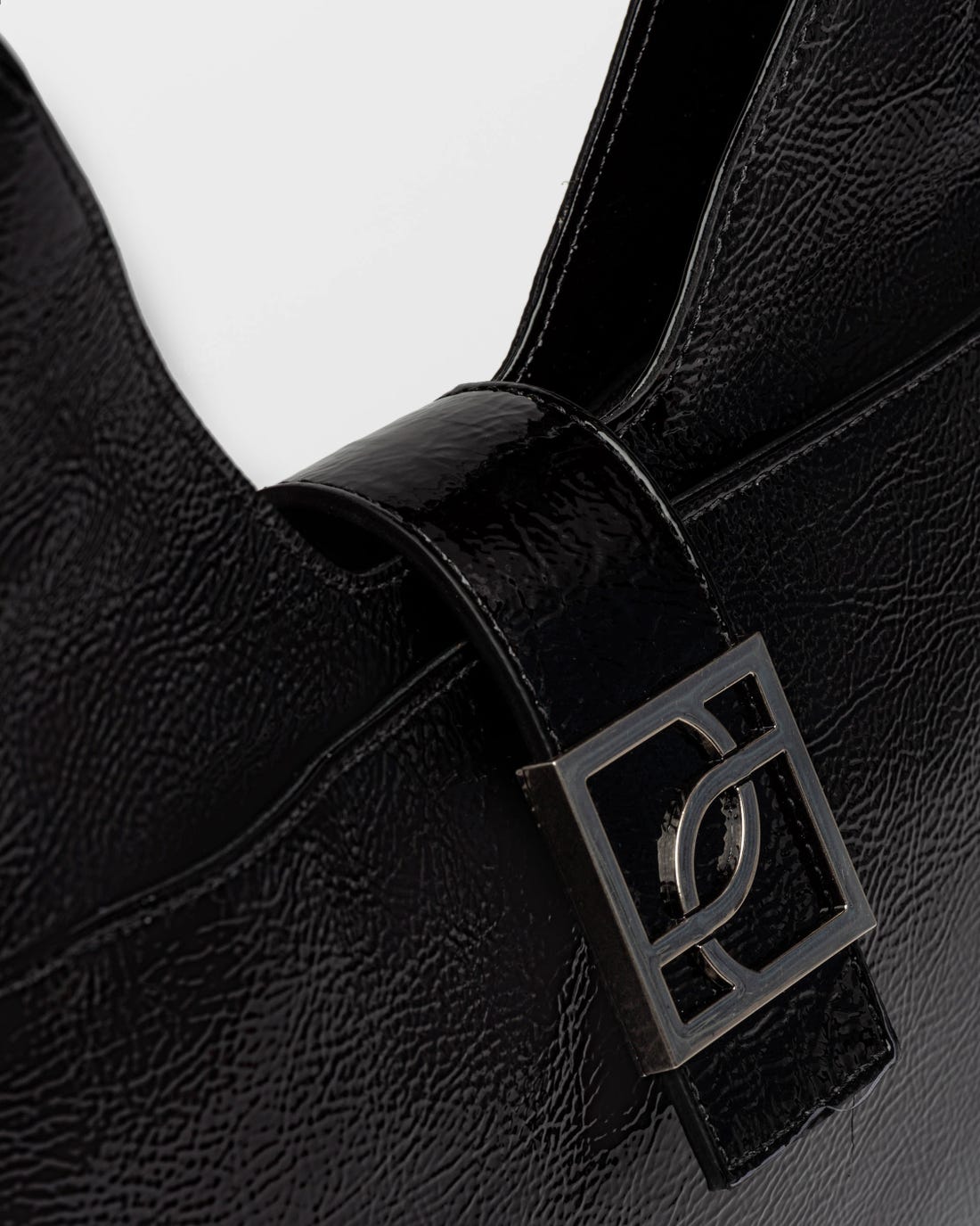 Bolso Signature en cuero charol